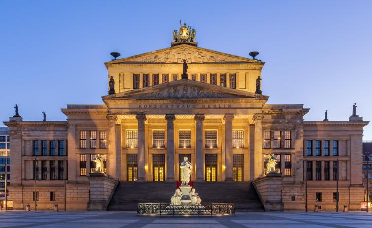 Konzerthaus Berlin mit Schillerdenkmal